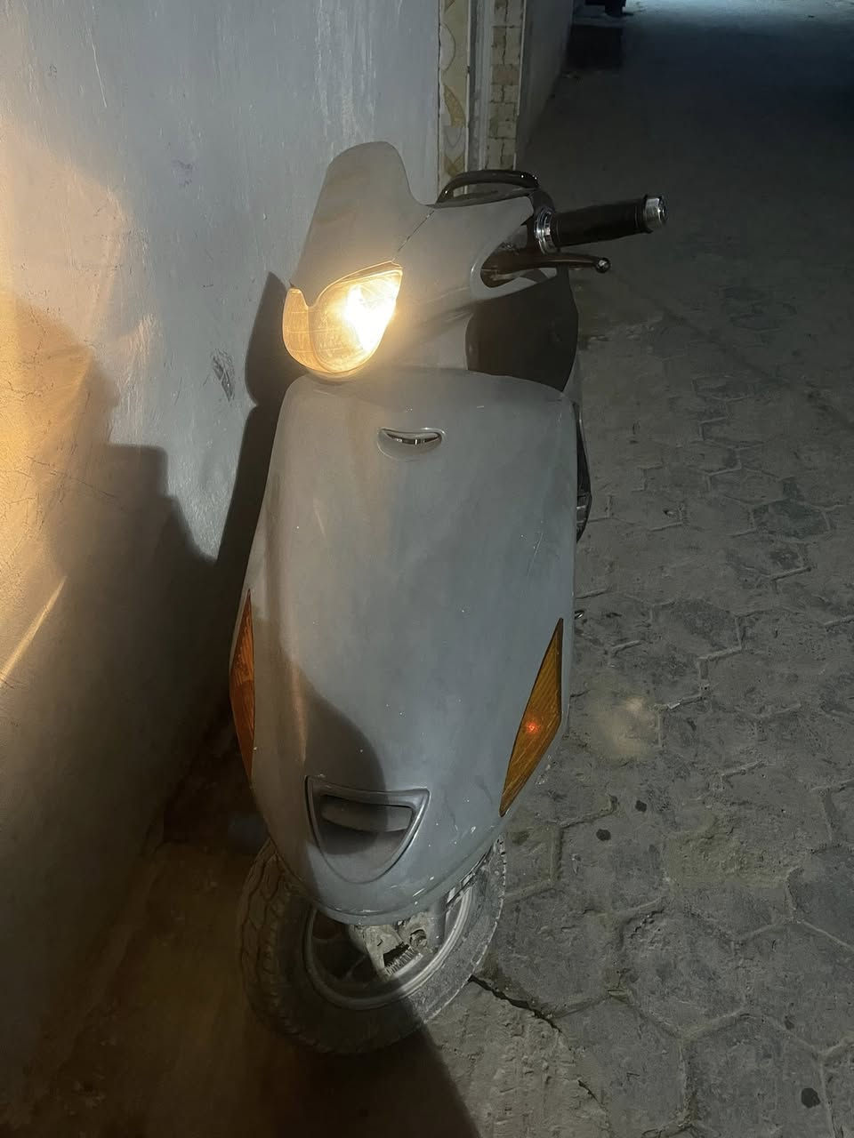 السلام عليكم دراجه فراشه فحل للبيع سرعه 140دراجه محرك ناعم وحلو وشرط نكره سلف او هندر كهربائيات كله شغاله ومابيه شي ميشتغل الدراجه كله شغاله سلف هندر اشاير هورن لايت بك لايت عداد سرعه عداد بانزين بريكات وره كدام جك نص جك صفح الدراجه كله كامله كل نقص مابيه ابد شلعه. معدل وشرط ادك معدل  فوك ل100 دراجه حلوه ونضيفه السعر 500وبيه مجال للشراي ولمو شراي ليراسل وليكسر بسعره يرحم والديك وهاذا رقمي *********** مكاني نجف حي الانصار والشراي خاص او يتصل اني خادم
