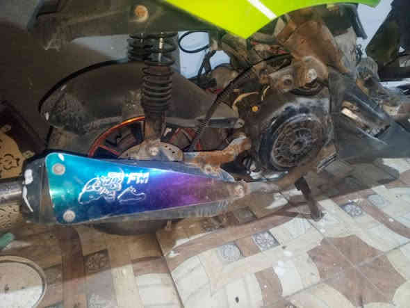 السلام عليكم، دراجة للبيع بيها مكينة نقص ملف فقط، وبيها صالنصة رياضية، كفراتها نظيفة بس السوادات يم الكاعيه تعبانة، السعر 100 وبها مجال، المكان  القرنة النعيم قرب قرب المحطه الرقم ***********
