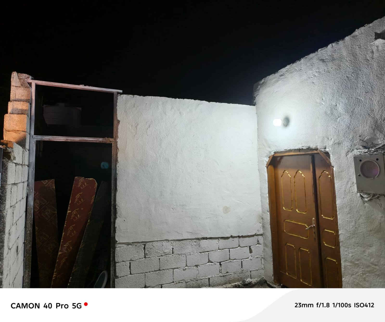 السلام عليكم بيت زراعي مساحته 120كامل خدمات متوفره  متكون من غرفه وصاله ومطبخ وصحيات ومنور ودوانيه كامله بس عوزه سكف وشيلمان موجود وياه   زديناويه خلف مدرسه صفي الدين قرب مجمع بشير  سعره 38وبي مجال بصيط ***********
