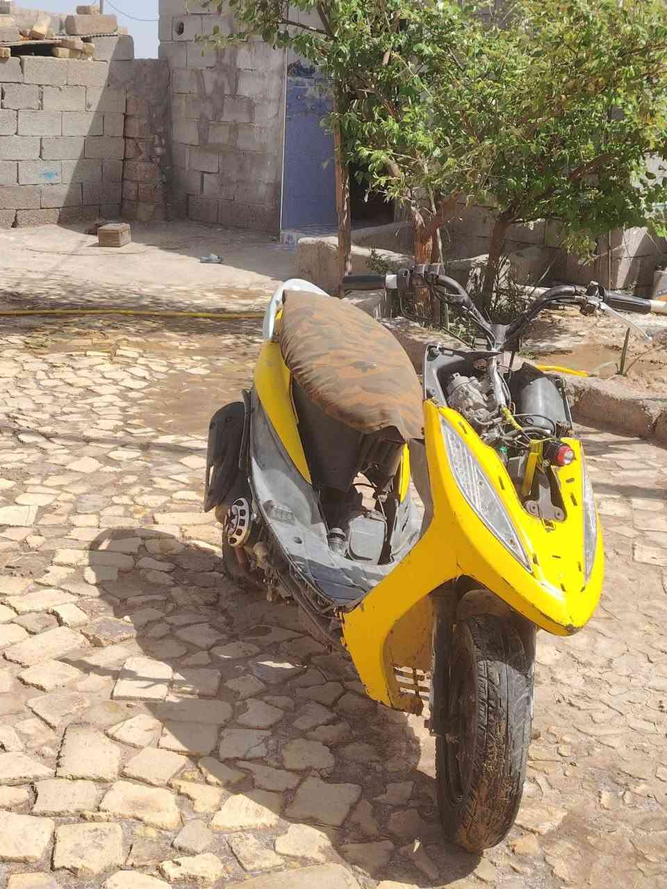 دراجه كامكو  محركها نضيف كهربائيات نضاف بس ماعده صجمات مال سلف وداجه كامله وسعر 200 ***********
