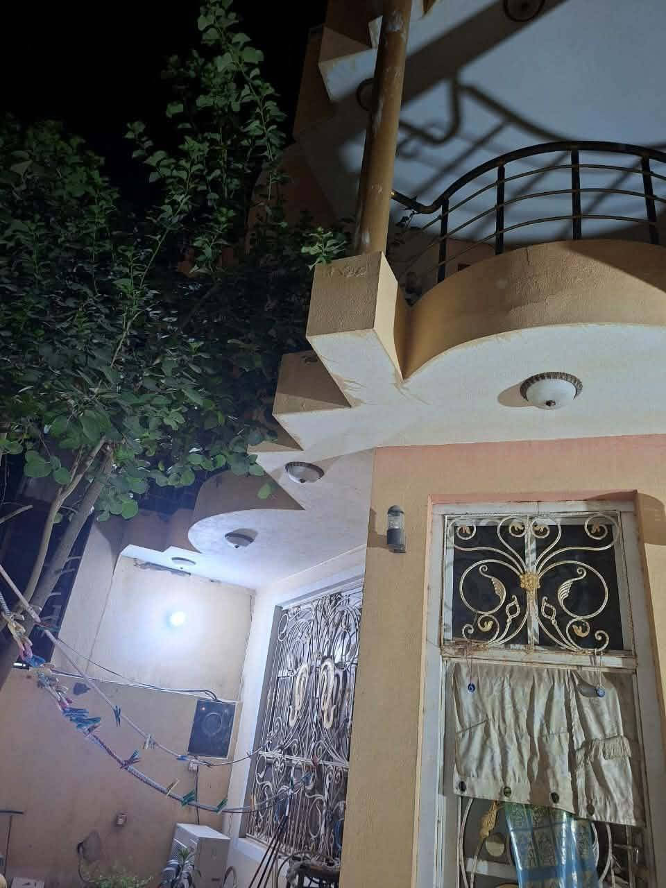 ا� بيت للبيع – حي الجامعة

📍 موقع مميز وحيوي

🔹 المساحة: 200 متر²
🔹 الواجهة: 10 م
🔹 النزال: 20 م

🏠 يتكون من طابقين:

الطابق الأول:
✔️ غرفتان
✔️ صالة
✔️ غرفة استقبال
✔️ مطبخ
✔️ صحيات

الطابق الثاني:
✔️ غرفتان
✔️ صالة
✔️ صحيات

✨ بيت مناسب للسكن العائلي، بموقع مميز وقريب من الخدمات.

📞 للاستفسار والمعاينة:***********
