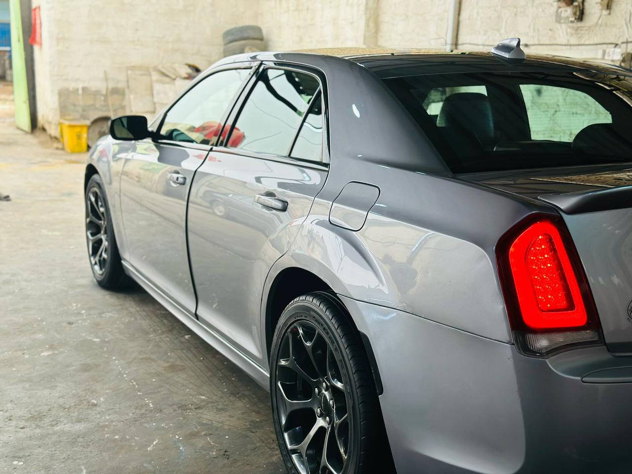 السلام عليكم كلايسلر S
2017 أصل رقم ذي قار الدولي 
حادث فقط بنيد مبدل وصور الحادث بالمنشور 
مواصفات (S) شفتات ستيرن كشنات جلد 
دمام صوت بالجنطه كشنات كهرباء
 تدفئه وتبريد بالكشن شاشه چبيره 
بجم عريض (السياره مامشتغله خط) 
محرك وكير مامفتوحات ولا بيهن نقص 
تخم تاير وحداديه جديد جاهزه من النقص 
السعر 198 مكاني قضاء الرفاعي 
*********** 
***********
