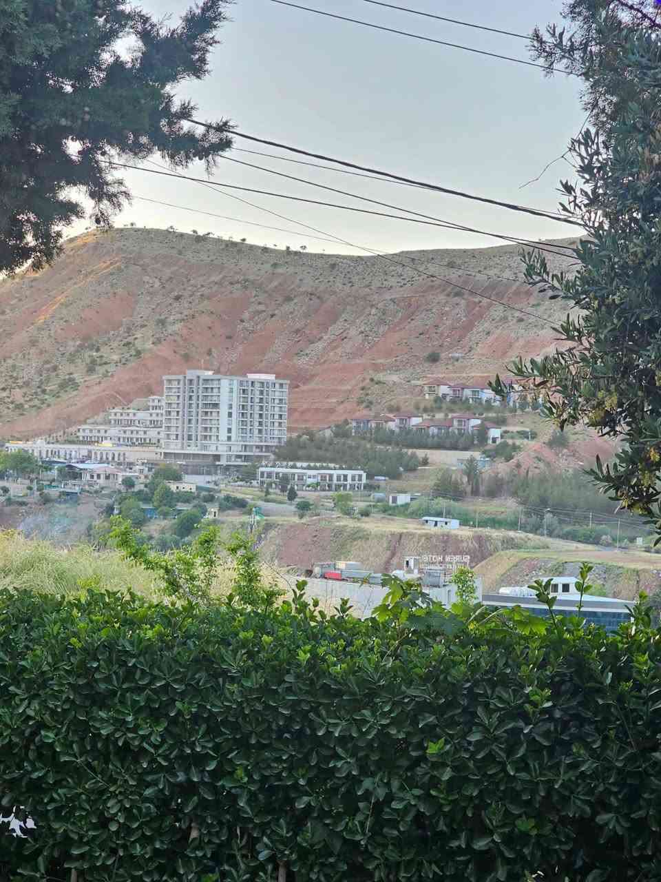 1_ ڤلە طابقین منفصلین  وية مسبح كبير 7.5 * 3.5 عمق 2م
2_ کل ‌طابق بیه غرفتین نوم و صاله یعنی كل بیت 5 غرف نوم 
3_ بیە 6 سبالت و 6 مبریدات.
4_ بیە 4 توالیت غربی و شرقی 
5 _ بیە کراج کبیر لل 3 سیارات  و حدیقە و طارمة و مرجوحة .
6_ انترنیت فری وقوی غسالتین
7_موقع بیت فوک سوک شقلاوة 5 دقاق بلمشی 
9 - البيت ياخذ اكثر من 5 عوائل
*********** واتساب
*********** واتساب .
