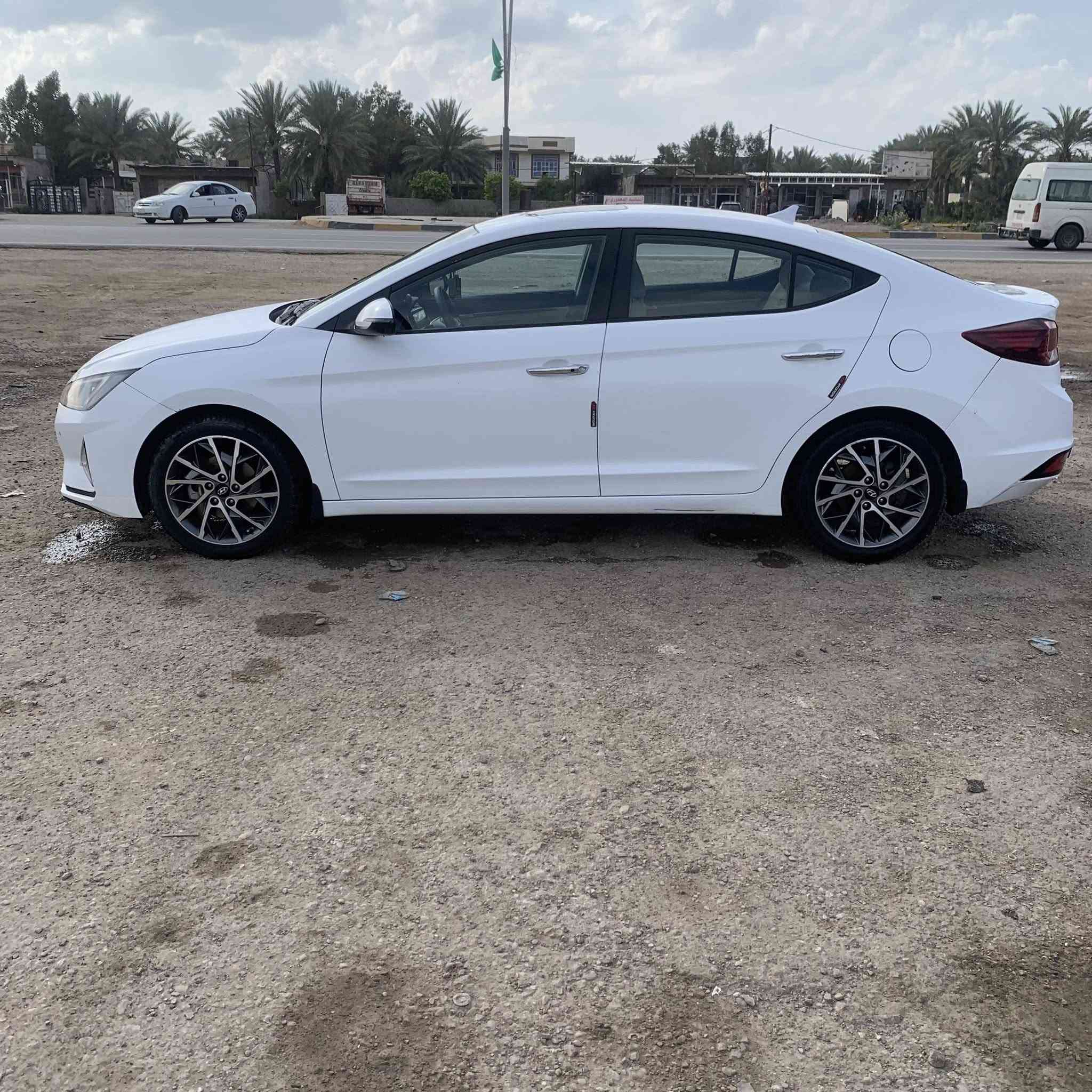 السلام عليكم 
النترا 2019 خليجي فول مواصفات ١/١
بصمه 
كير و مكينة كفالة عامه 
مكاني بغداد 
***********
