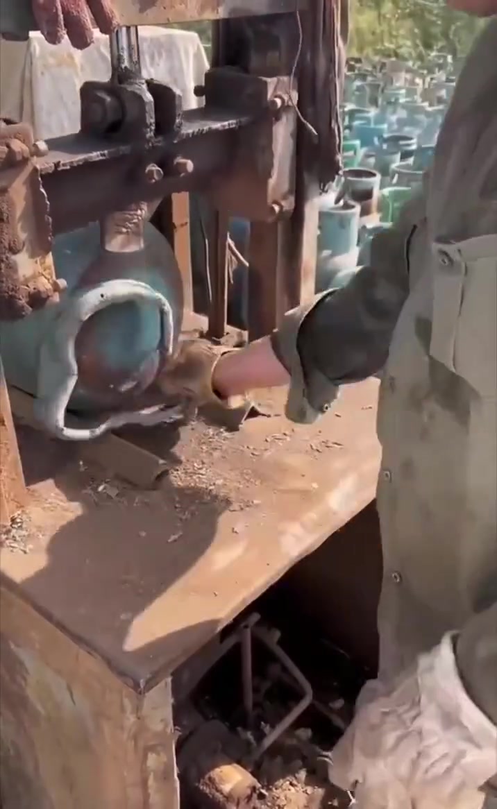 Make a high temperature stove from Gas Cylinders and Car Rims #diy


**إذا كنت صاحب هذا الإعلان وتريد حذفه لأي سبب، رجاءا أرسل رسالة إلى الدعم الفني**