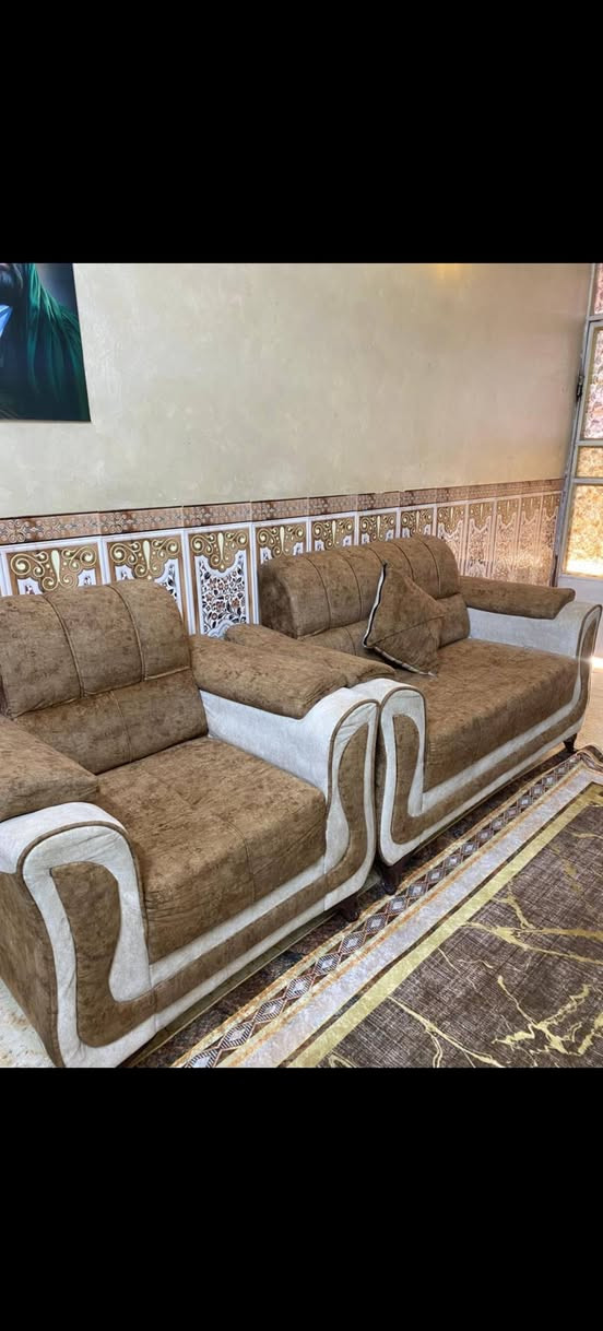 السلام عليكم متوفر تخم عشر مقاعد نظيف جدا مصارله هواي من مشتريته البيع بسبب ضيق المكان للاستفسار خاص او *********** متواجد واتساب مكانه الكياره مقابيل السوك
