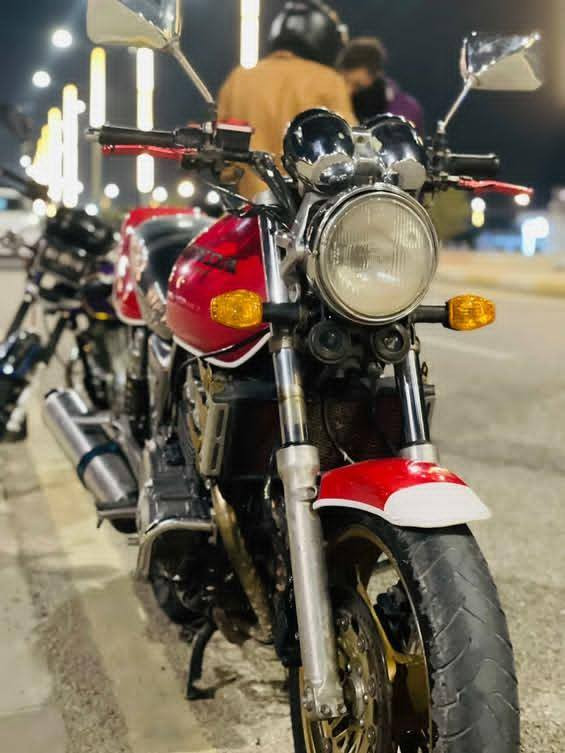 سلام عليكم هونده CB400للبيع جيل اول 16ولف مكينه و كير مكفولات من الفتح العنوان الرمادي سجاريه /رقم الهاتف ***********
