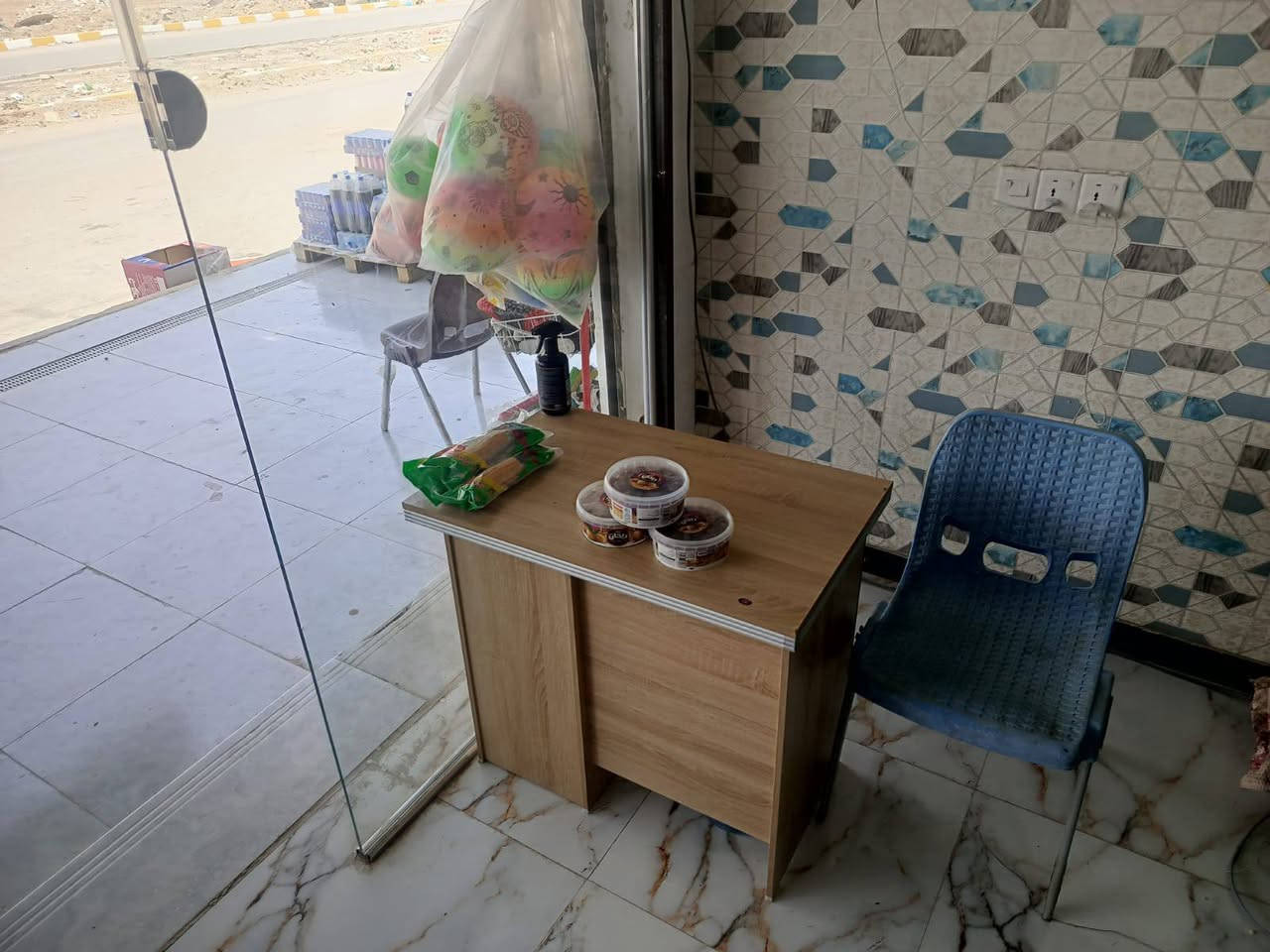السلام عليكم.. محل مخضر للبيع . العنوان الموحيه. يحتوي على سبلت طنين جديد مع ملحقات المحل بصوره
تواصل. ***********
