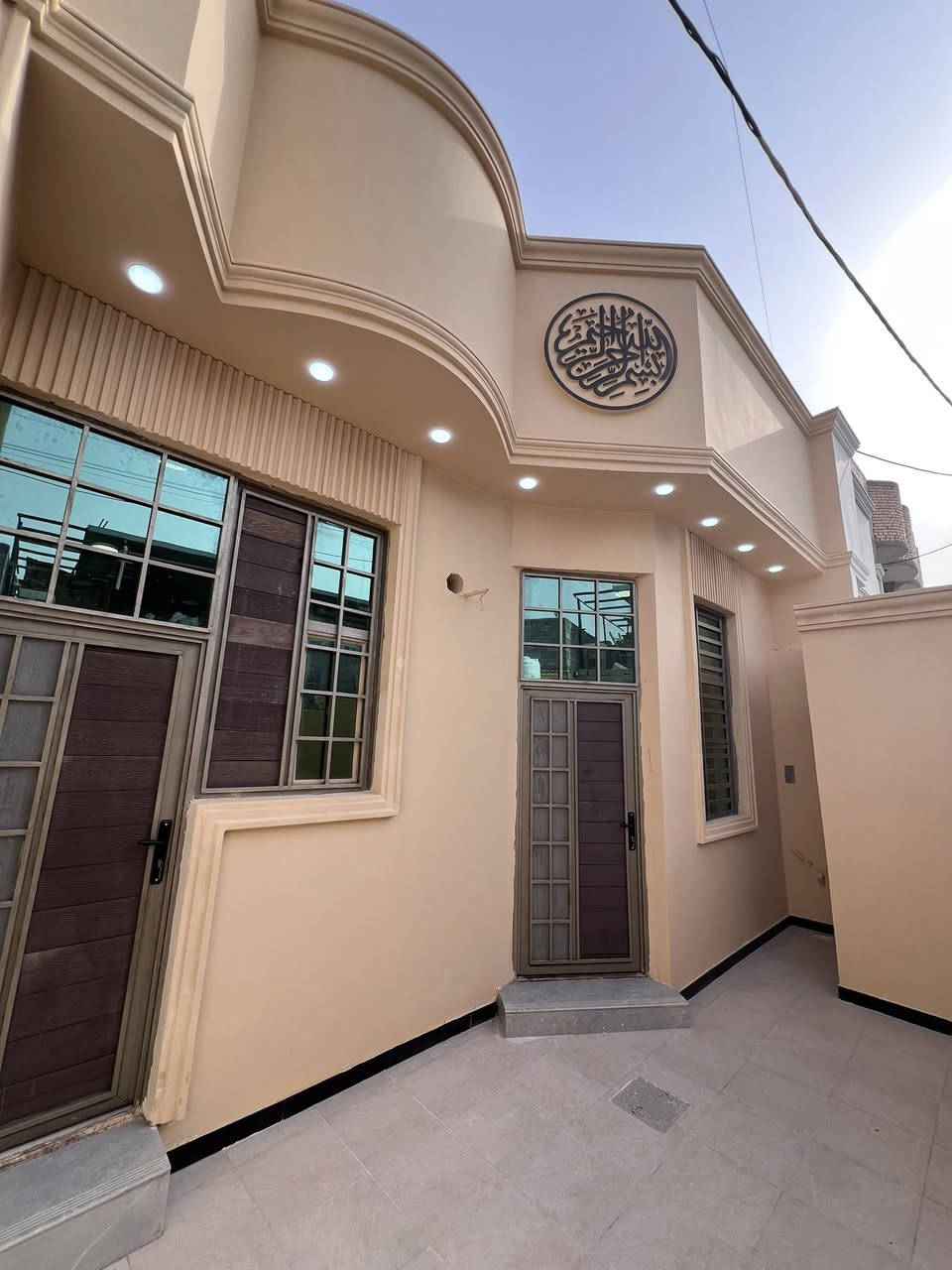 دار سكن للبيع 🏠
تستلم دارك عند المكاتبة مفتاح 🔑
تصميم مميز ملكي ( أكيد أجمل من التصوير )
#المساحة :: 120م 
الدار يقرب من السايدين الداخل 300م
#العنوان :: إبي الخصيب - الصنكر - قرب مازن سنتر .
#يحتوي :: كراج . استقبال . مطبخ . صحيات خارجية .
صالة . درج . صحيات داخلية . غرفتين منام . مناور .
…………….
ملك صرف زراعي عراقي نموذج 25
…………….
#السعر_المطلوب :: 77 مليون قابل للتفاوض .
…………….
#علماً / دار ثاني بجوار هذا الدار جاهز وبنفس التصميم .
……………
#للأستفسار :: ***********
