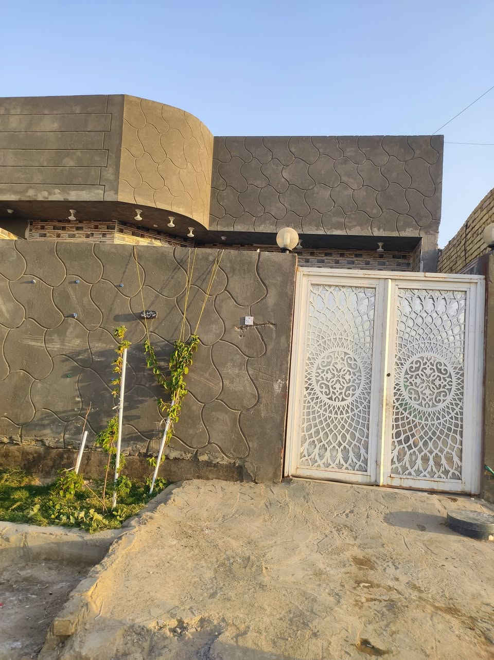 السلام عليكم بيت زراعي بي وصل تطويب طابوك صب كونكريت المساحه 190متر شغل درجة أوله مكانه مقابل الحشد منطقة الكناهره السعر 90 وبي مجال ***********
