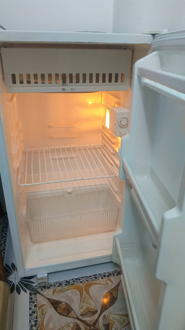 ثلاجه للبيع شرط الشغل السعر 85 وبي مجال المكان حي العروبة اتصال على رقم ***********
