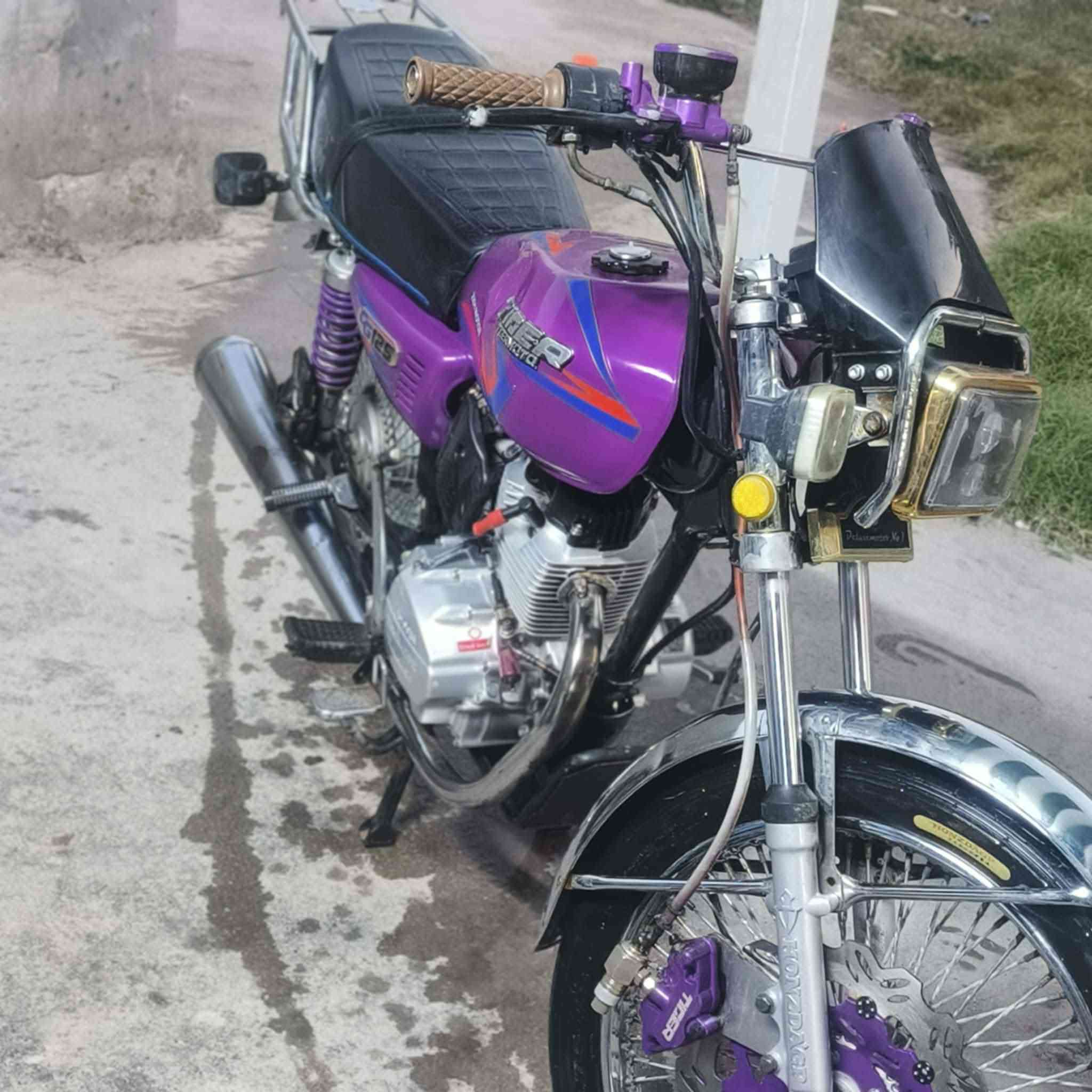 سلام عليكم دراجه تايكر موديل 24 اوراق كامله مكينه مامفتوح برغي الدراجه كفاله مكاني  الحمزه الغربي السعر ب 625 وبيهه مجال بسيط هاذه رقمي ***********
