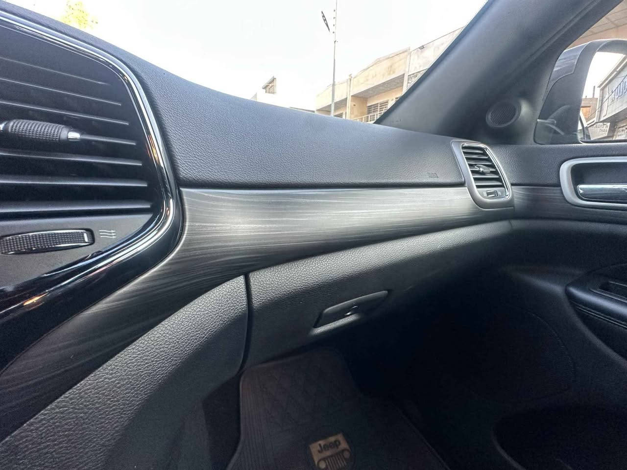 جيب جراند شيروكي 2020 I 4x2
نظافة عالية - بدون صبغ ﹶ بدون ايرباكك ضرر بسيط فقط باب الصندوق (مبدل بدون صبغ  و تكحيل بسيط جدا
 مواصفات مميزة:
شاشة Android + CarPlay Auto
تشغيل عن بعد
كشنات وستيرن تدفئة
كاميرا 
حساسات خلفية
توقف ذاتي للخلف في حالة وجود جسم
Auto Stop 
صندوق شفط

الجير يتحول Park ٳذا باب السايق مفتوح
نوافذ تقفل من الكنترول
٠ إضافات احترافية:
شوتة N&K (تعطي عزم و سرعة وإحساس (V8
دوسات كهربائية تفتم وتغلق تلقائيآﴼ مع الأبواب، وتقلغى بزر من الداخل
can Catch Oil (يحافظ على غرفة الاحتراق)
Spacers (تعطي عرض للإطارات، ثباتية أعلى، ومنظر
عنيف)
V جميع القطع المضافة اني مستوردة من أمريكا شخصي
السعر ٢٣٥ ورقة

للتواصل 
***********  واتس أو اتصال  
انا مكلف بالنشر فقط أربيل, العراق
