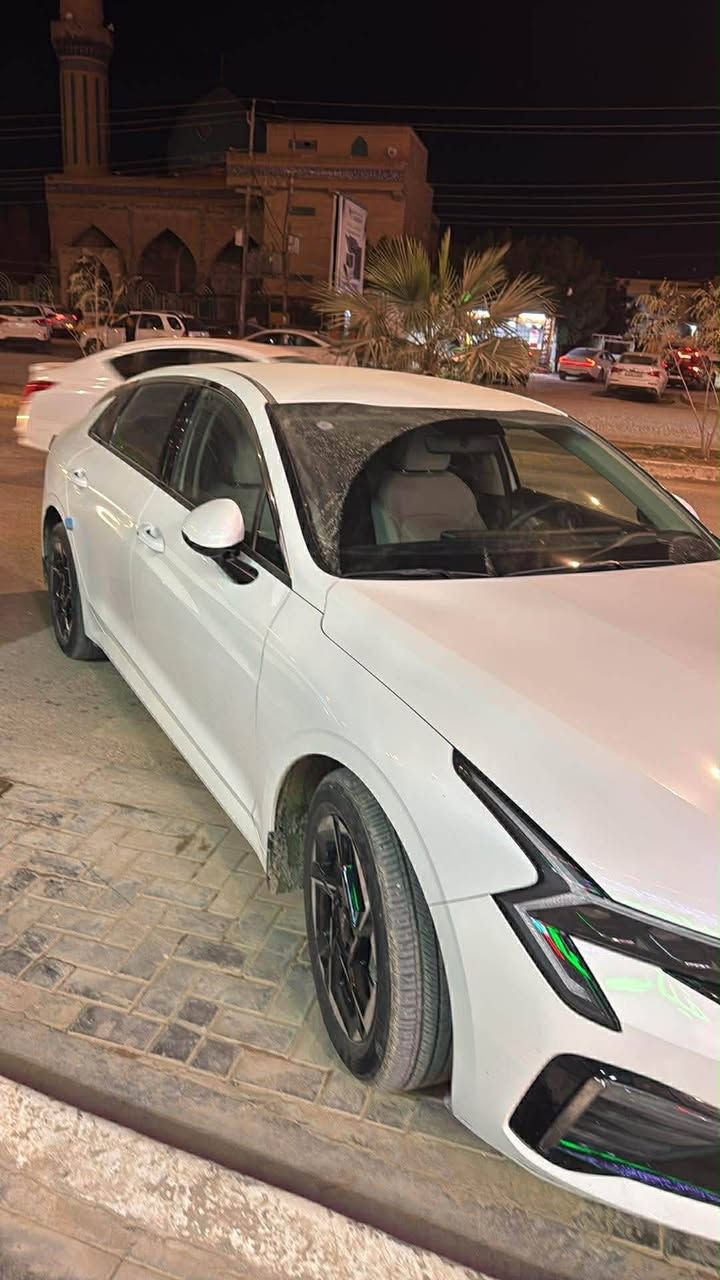 السلام عليكم 
كيا K5 موديل ٢٠٢٥ لون ابيض وكاله الدوليه ماشيه ٩٠٠٠ وقابل للزياده مكينه ٢٥٠٠ وكير ٨ نمر مكفوله كفاله عامه بدي ومكينه وكير حداديه تخم تاير باتري تبريد سياااره زيروو بوضع الشركه رقم بغداد بأسمي مشروع وطني وين ما يعجبك التحويل مكان السياره بالديوانيه بالمركز السعر ٢١٨ وبيها مجال بسيط للاستفسار ***********
