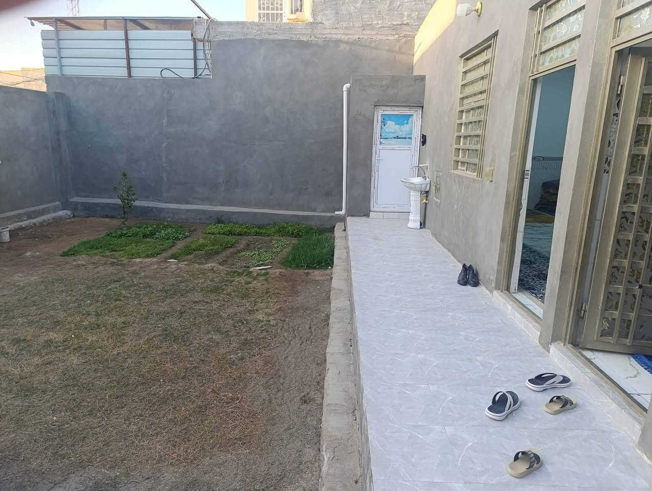 يا الله سلام عليكم 250 متر للبيع بناء بلوك وعكاده  اساس صب كونكريت يحتوي على غرفتين او صاله وستقبال شارع المطار بشارع علكم بشارع حاتم الخير نهايت المقرنص  مكانه كولش حلو سعر 70 او بي مجال  ***********
