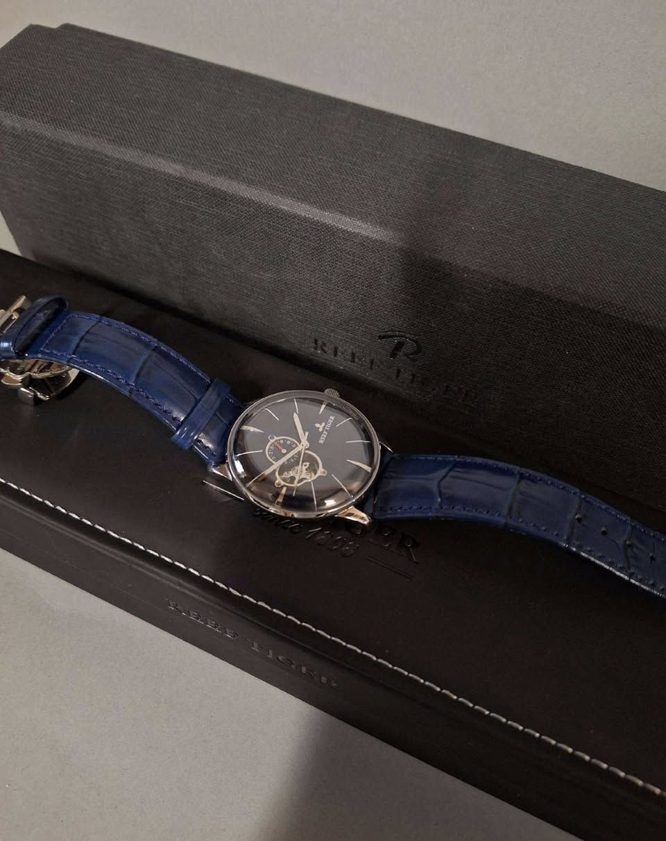 سلام عليكم ساعة REEF TIGER الماركة الغنية عن التعريف اعلى سعر ابيع مزاد قيم باليرضي الله الحركة: تعمل بحركة أوتوماتيكية (ذاتية التعبئة)، ما يعني أنها لا تحتاج إلى بطارية.
• المينا (القرص): تتميز بمينا أزرق أنيق، وغالباً ما نتضمن ثلاثة عدادات فرعية، بالإضافة إلى عرض التاريخ واليوم عند موضع الساعة 3:00.
• الهيكل: مصنوعة من الفولاذ المقاوم للصدأ الفاخر، وفي بعض الطرازات تكون بلون ذهبي وردي، بقطر يبلغ حوالي 42 ملم.
• الحزام: مزودة بحزام من جلد العجل باللون الأزرق، مع مشبك إغلاق قابل للطي.
• الغطاء الخلفي: الجزء الخلفي من الهيكل شفاف، ما يتيح رؤية الحركة الميكانيكية داخل الساعة.
• مقاومة الماء: مقاومة للماء حتى عمق 100 متر (10
بار)، مما يجعلها مناسبة للسباحة والأنشطة المائية


**إذا كنت صاحب هذا الإعلان وتريد حذفه لأي سبب، رجاءا أرسل رسالة إلى الدعم الفني**