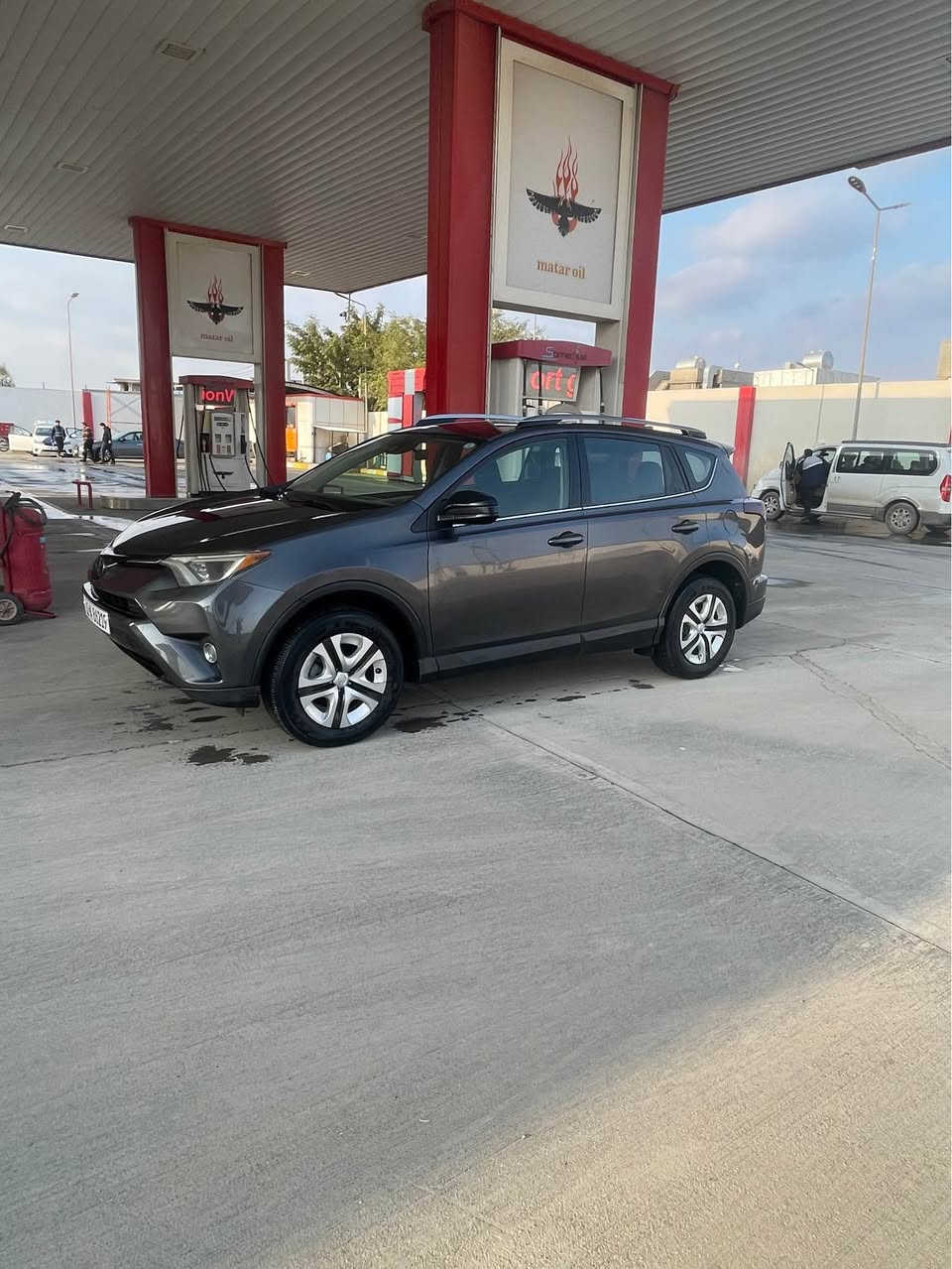 Rave4 2017 LE 
رەقەم هەولێر 
ڕەنگی فیلی
٤ تایەی تازەی لە ژێرە
فەحس و هەزە سەنەوی تازەیە بە ناو خۆمانەوەیە
گێر و مەکینەی بە شەرت
تەبرید و گەرمی ئیشەکا
کامیرا و شاشە و تەحەکم ستێرن
١١٠ هەزار ڕۆشتووە
یەک جاملغێکی بۆیاغە باقی بە شەرت
سەیارەکە سەیارەی ماڵە لە کەرکووکە
سعری ١٦٠ و مەجال و گۆڕینەوەش ئەکەم
*********** كركوك, العراق
