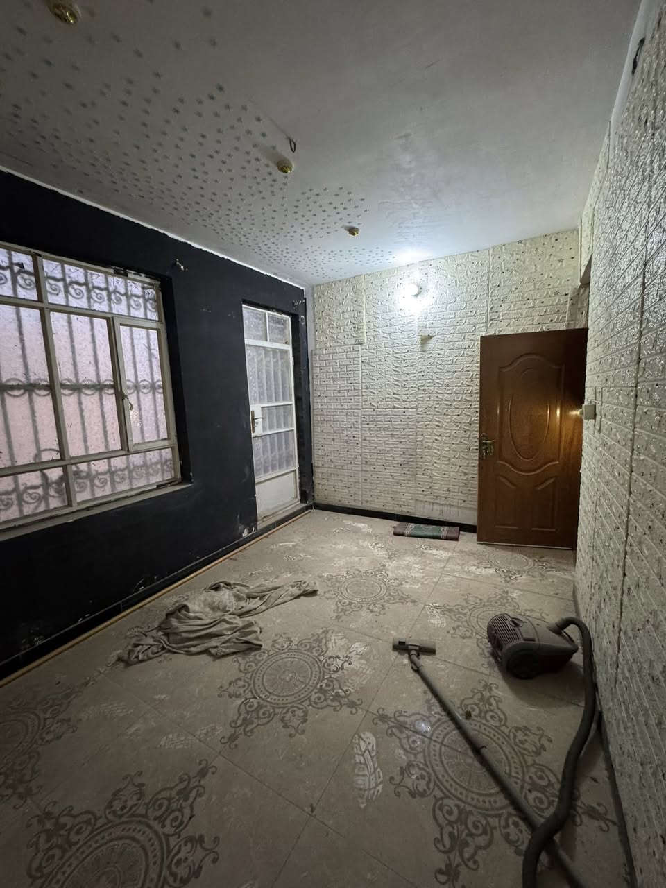 دار للبيع المساحة 50متر الموقع بغداد  حي الاساتذة  يتكون من 3 طوابق الاول صالة ومطبخ  .      الثاني غرفتين وحمام  الثالث غرفة وحمام.  للتفاصيل اكثر الاتصال *********** - ***********
