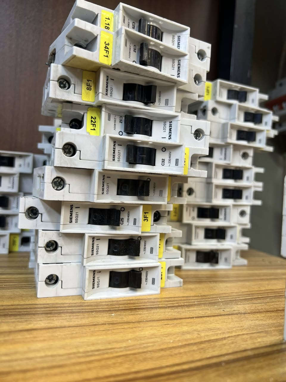 جوزات مفرده -مزدوجه-ثلاثيه 
سيمنز اصلي 
6 أمبير —٦٣ أمبير 
كميه محدوده 
للاستفسار  ***********
