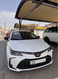 تويوتا كورلا هايبرد 2025 رقم بغداد  ماشية 21 الف كيلو محرك 1800 بصمة ف...
