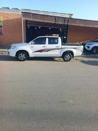 هايلوكس للبيع موديل 2012 شاص 19 بها بارد بسيط جدا صفحه جهه اليمين بل ب...