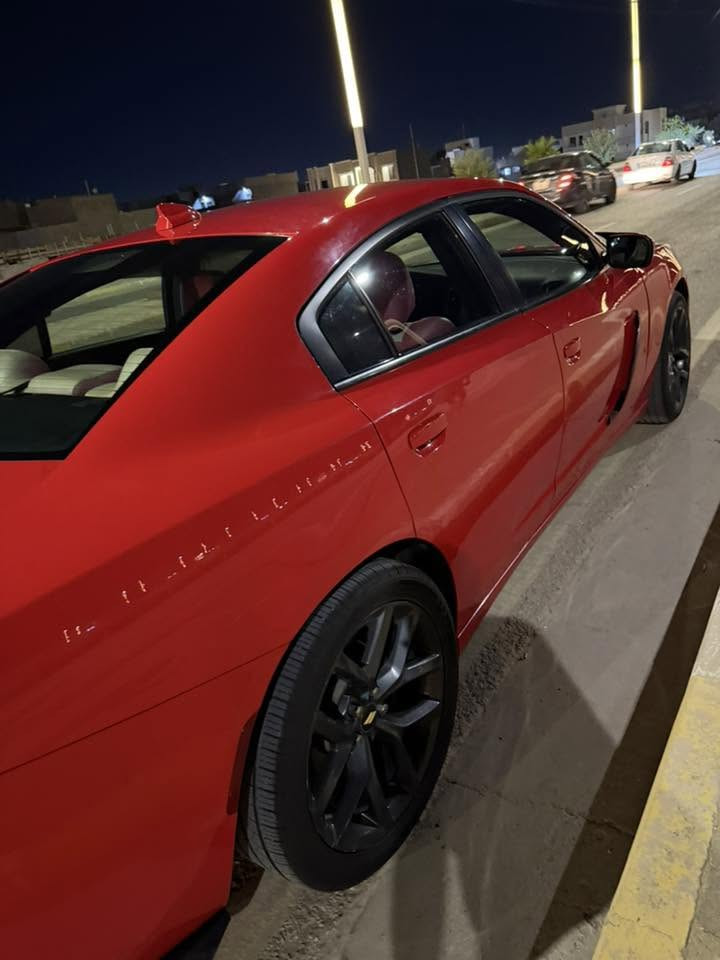 للبيع 
جارجر sxt موديل 18 كندي 

ماشية ( 94 ميل ) 

داخلة كلين وبالعراق صار بيها صبغ ( جاملغ وباب وجاملغ خلفي ) اثر شخوط فقط بدون حادث بدون ايرباك 

شادلها تخم تاير جديد + منضومة تبريد جديدة 
السيارة جاهزة 

رقم بغداد تحويل مباشر 

( فور ويل )

السعر ( 175 ) $ وبيها مجال 

عنوان السيارة / الانبار - الرمادي 

للاستفسار / ‭***********‬ اتصال او واتس اب 

غير متواجد على الفيس
