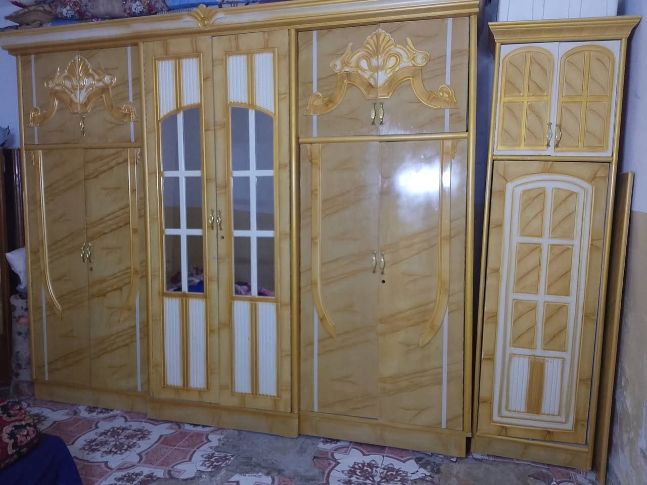 السلام عليكم توجد غرفه لبيع نضيفه كلشي عوزهه بس قفاله سعرهه400 ***********
