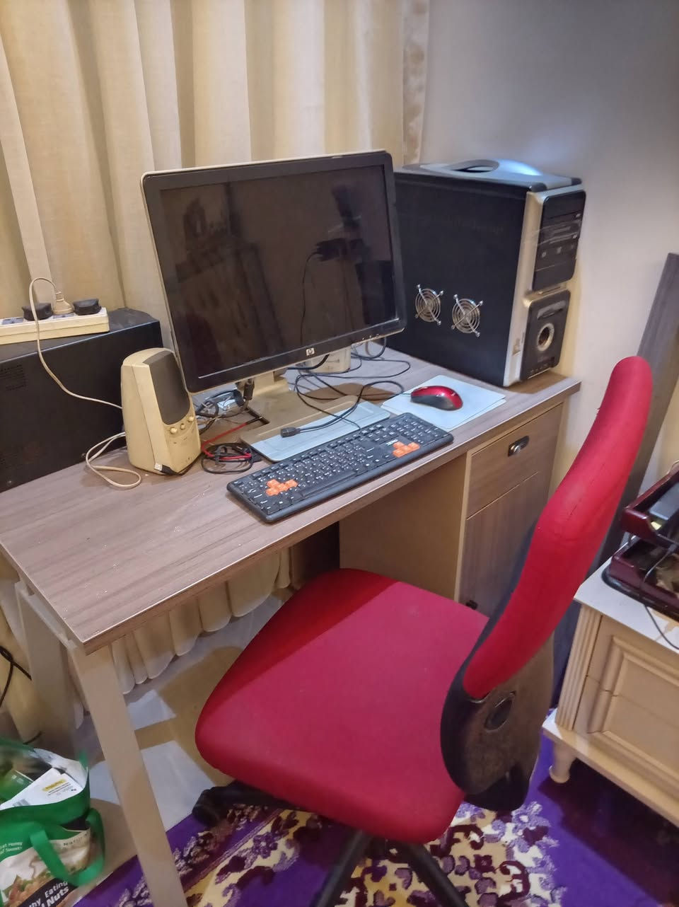 للبيع ميز مكتبي جديد استخدام شهر مع كرسي دوار سعر الميز ٩٠ الف والكرسي ٢٥ الف مكاني المنصور
*********** متوفر واتساب
