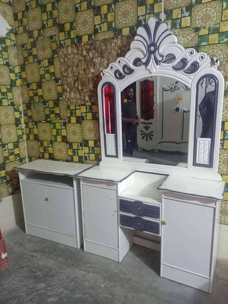 يوجد لدينا غرفه خشب عراقي الون بيضاء العنوان هيت ناحيه الفرات ***********بكل 
***********بكل
