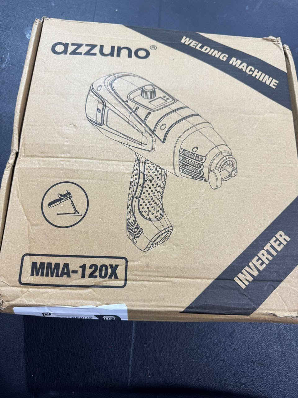 هذه الآلة هي Azzuno MMA-120X،
وهي ماكينة لحام قوسية محمولة باليد. 
نوع اللحام: لحام بالقوس المعدني المحجوب (MMA) باستخدام تكنولوجيا العاكس (Inverter). 
التصميم: تصميم مدمج وخفيف الوزن على شكل مسدس لسهولة الاستخدام. 
المميزات: شاشة رقمية، تعديل تيار قابل للتعديل، وميزات أمان مثل الحماية من الحرارة الزائدة. 
الاستخدام: مناسبة للمهام المنزلية البسيطة والمشاريع الصغيرة. 
اي استفيار خاص 
قطع أمزون


**إذا كنت صاحب هذا الإعلان وتريد حذفه لأي سبب، رجاءا أرسل رسالة إلى الدعم الفني**