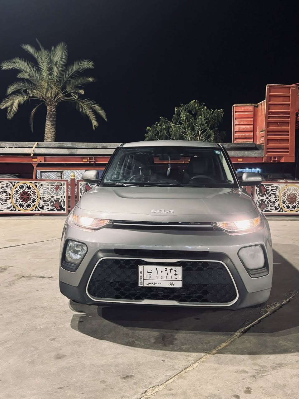 📣 للبيع: كيا سول (Kia Soul) موديل 2022 بحالة ممتازة 📣
المواصفات الأساسية والتقنية:

الموديل: 2022 

الفئة: LX (وارد أمريكي)

المحرك: 4 سلندر، بسعة 2.0 لتر (اقتصادي وقوي جداً)

القوة الحصانية: 147 حصان

ناقل الحركة: أوتوماتيكي ذكي (IVT) لتوفير ممتاز في استهلاك الوقود

نظام الدفع: أمامي (FWD)

المظهر والألوان:

اللون الخارجي: رمادي فولاذي مميز جداً (Steel Gray - كود KLT)

اللون الداخلي: أسود مخمل/قماش بحالة الوكالة (كود WK)

العجلات: جنوط مقاس 16 إنش

التقنيات والمواصفات الداخلية:

شاشة عرض وسطية مقاس 8 إنش تعمل باللمس

دعم كامل لنظامي Apple CarPlay و Android Auto للهواتف الذكية

كاميرا خلفية عالية الدقة للمساعدة على الاصطفاف

بلوتوث (Bluetooth) مع أزرار تحكم كاملة من المقود (الستيرنج)

منافذ شحن USB ومثبت سرعة ذكي

أنظمة السلامة والأمان:

نظام الكبح التلقائي في حالات الطوارئ ومنع الاصطدام الأمامي

نظام المساعدة على البقاء في المسار والتحذير عند الانحراف

فرامل مانعة للانغلاق (ABS) ونظام التحكم الإلكتروني بالثبات (ESC)

منظومة إيرباجات كاملة لحماية الركاب

ايرباك الستيرن طاگ فقط 

ماشية 58 ميل

رقم بابل بإسمي 

المكان بابل 

السعر : 148 بيها مجال بسيط

للاستفسار :

***********
