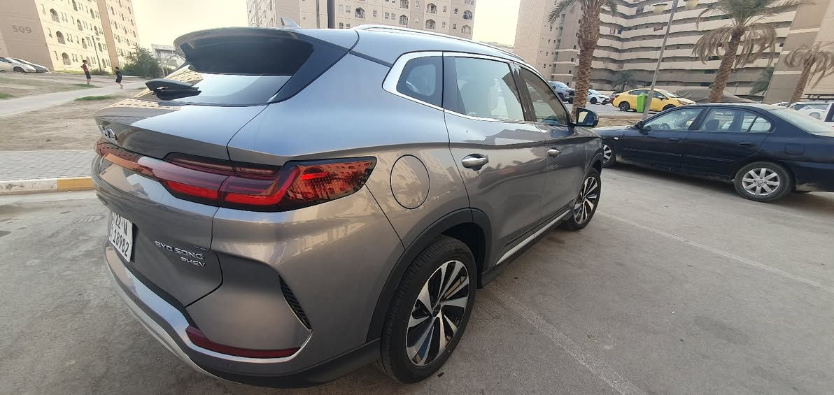 سونج بلاص خليجي وكالة شركة NAT الجزيرة 
مرقم اربيل وجاهز
وارد خليجي شركة بي واي دي اربيل 
اللون رصاصي 
مرقمة وجاهزة اربيل 
محرك 1500 تيربو جارجر  dmi 
دفع امامي FWD
ضمان السيارة ٦ سنوات او 150 الف km 
ضمان البطارية 8 سنوات او 200 الف km 
سبير موجود 
بانوراما 
كامرة 360 درجة 
رادارات 
مخرج الشاحن type 2 
تمشي بالشحن 90 km 
كرسي السائق كهرباء 
نظام السيستم عربي 
بصمتين وكارت 
دخول ذكي 
كل المواصفات بيها
السعر 32 مليون 
شرط تحويل مباشر 
للمعلومات
 00905616145162  واتساب فقط 
اتصال
***********
ملاحظة 
اخوان سعر السيارة مال الوكالة يختلف عن سعر سيارات المعارض 
ورقم اربيل بفلوس وليس مجاني بغداد, العراق
