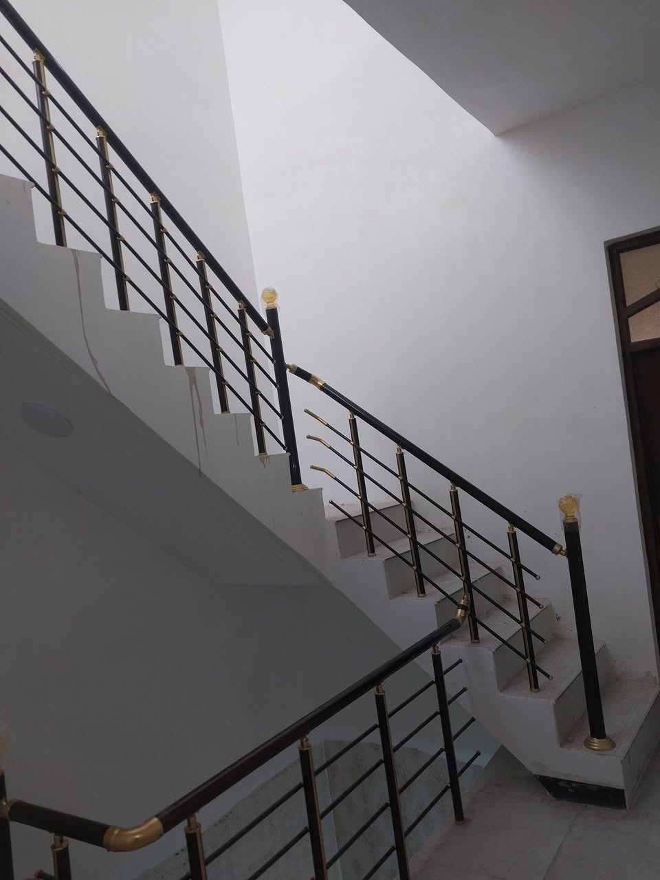 مشتمل للبيع نقد فقط بداية الحسينيه جديد طابقين ٣ غرف نوم ومطبخ واستقبل و٣ حمامات منطقة نهر عودة باسمي خلف مدرسة السلام الاهليه المساحه ٧٥ متر السعر ٩٣ للإستفسار *********** رجاء رجاء الشراي فقط يتصل
