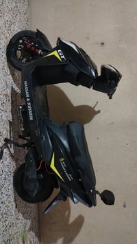 دراجة شحن للبيع دراجة سكنس قوت المحرك 2000  بيها نقص بطاريات 6 فقط سرع...