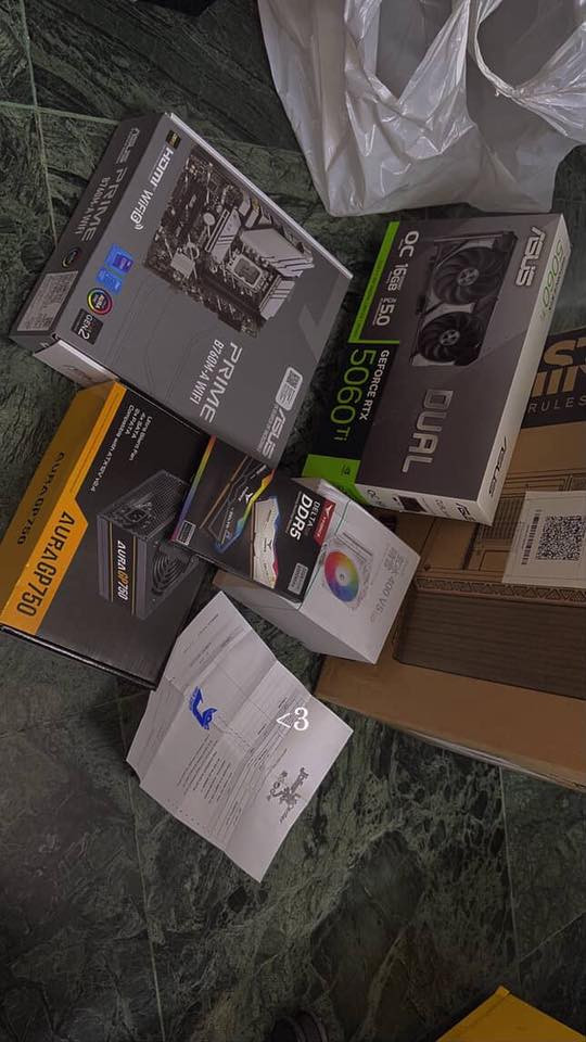 Pc جديدة بمعنى كلمة مصالها ٦ اشهر من شتريتها كل قطع جديدة و صالي اشهر تاركها يعني ممستخدمه ابد نظيفة و بعدها بضمان وكاله كل قطع بضمان و كراتين كامله لكل قطع 
معالج: core i5 14400f
كارت شاشة: 5060ti 16gb مو نسخة ال8 
رامات : 32 ddr5  و تعرفون اسعارها هسه شنو 6000hz
تخزين m.2 1T
مذر بورد: prime B760m-A wifi يعني يدعم بلوتوث و وايفاي تكدر تربط واير اس بي بلوتوث و جوستك و ايشي و تمنك وايفاي 
بور سبلاي: aura  gb750w
كل قطع وياها كراتين و وصل شراء و ضمان موجود
و عدي شاشه msi 27insh 180hz هم للبيع و ماوس  attack shark 
و كيبورد ميكانيك
للتواصل ***********
