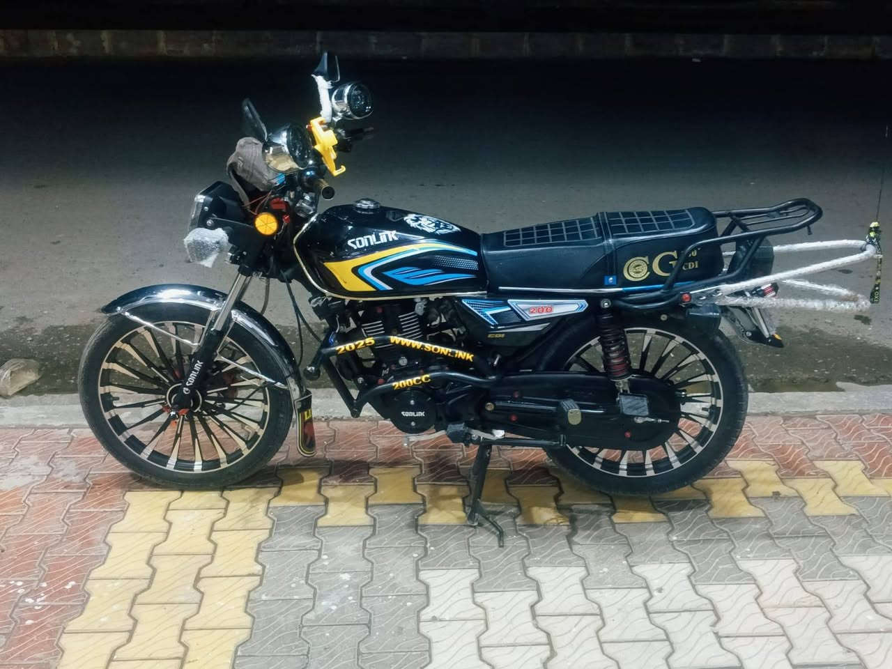 سلام عليكم
ايراني سونك موديل 25 للبيع 🏍
محرك 200cc ياكل الكاع نشط🔥✈️
مميز الون اسود 🖤🖤
كلشي شغال بي  فقد الشاشه تشتغل نص وتصلح 
مرتبه ومجبزه ما تصرف عليه ولا ربع دراجه كفايه عامه 
# العنوان الفلوجه
سعره 950
رقمي  *********** علي واتساب
