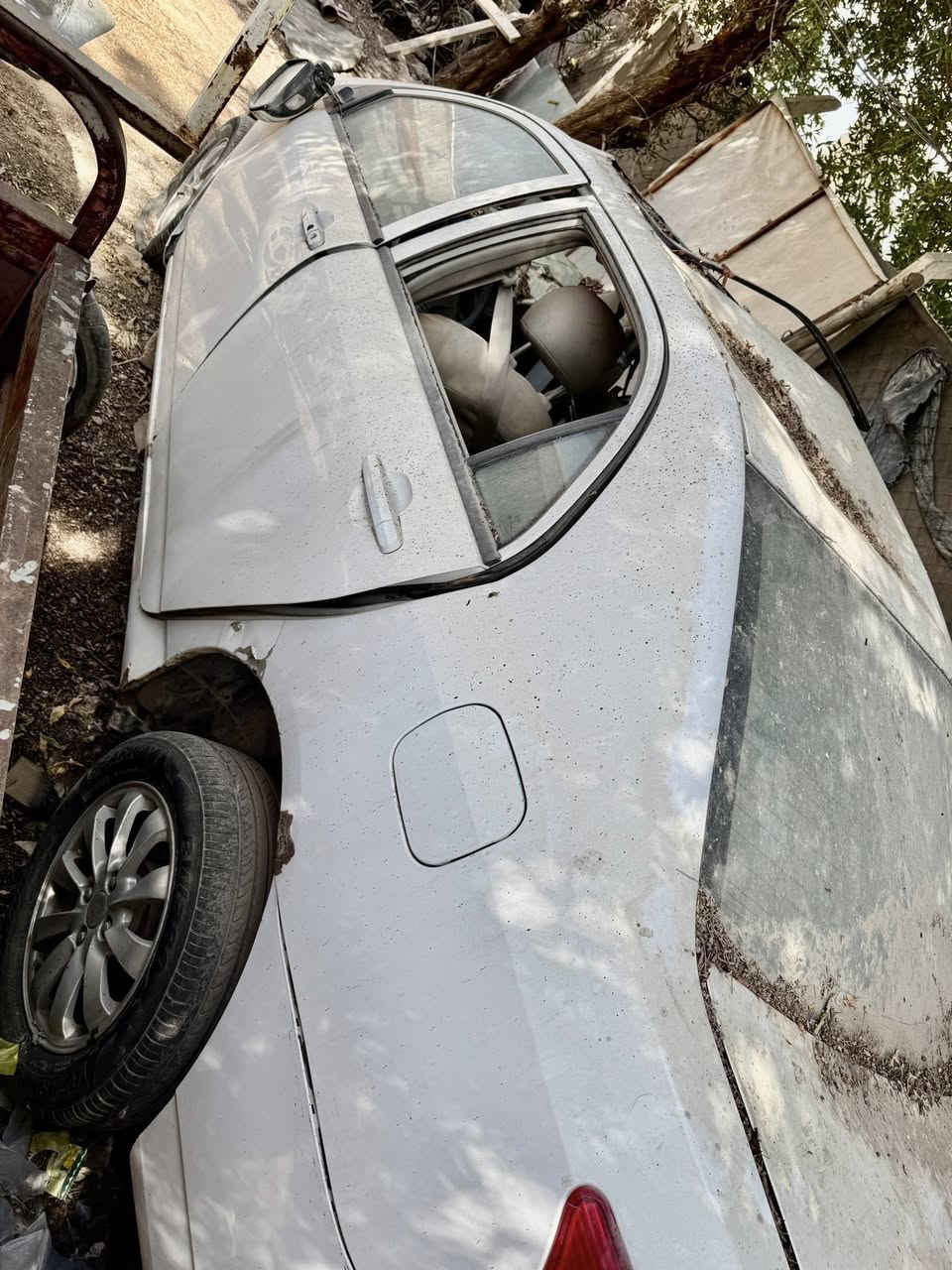 سلام عليكم …
@ سيارة بي واي دي G3 موديل 2013 
 @مضروبة بحادث عكس السائق 
@ جهة السائق والبنيد وقبق الجنطة مابيهن شي 
@المحرك والگير مابيهن شي كما موضح في الصوره 
@ السيارة نمرته بابل -حرة …
السعر 20 ورقة … للأستفسار : ***********
