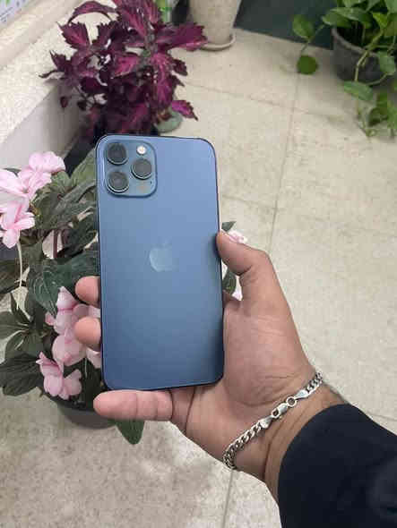 سلام عليكم للبيع أيفون ١٢ برو ماكس ذاكره ٢٥٦ بطاريه ٨٣ جهاز مكفول من كلشي ماعده الشاشه قبل كم يوم بدلتها نوعيه حلوه متوسطه جهاز نضيف ويخبل للاستفسار اكثر  ***********
