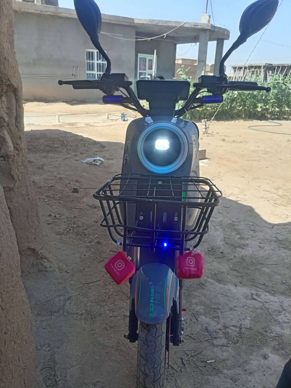 السلام عليكم ورحمة الله وبركاته
دراجه شحن نوع R9
جديده 2025 
مستخدمه شي قليل
فول مواصفات 
سرعه 109
خمس بطاريات 
السعر خاص. 
العنوان الشرقاط 
متواجد فيس .***********
