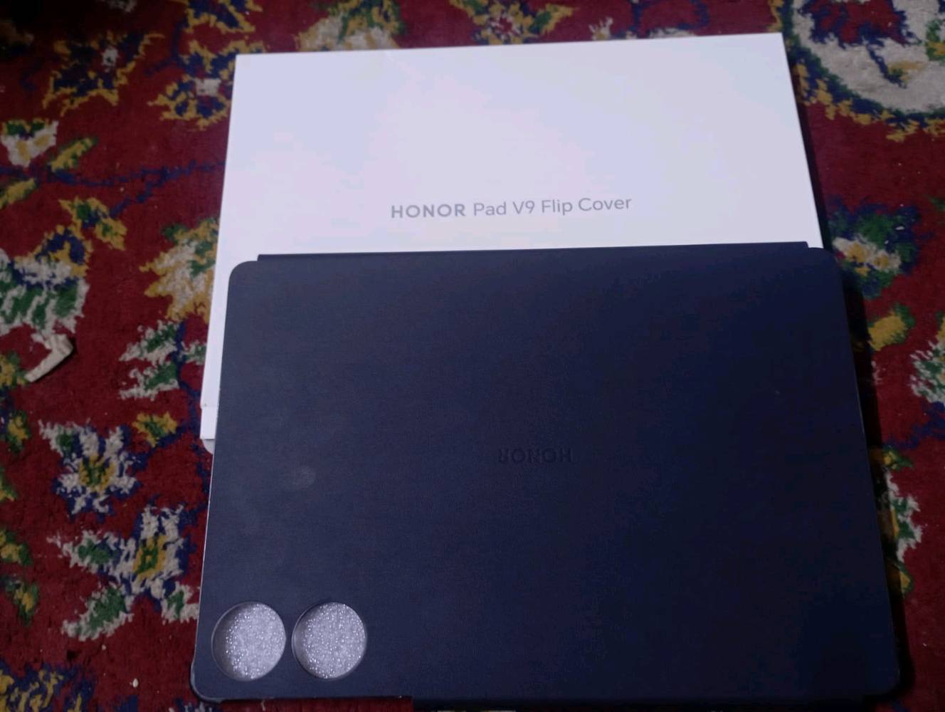 الشاشة: 11.5 إنش، بدقة 2.8K، ومعدل تحديث 144 هرتز.
الجسم: تصميم معدني نحيف جداً (6.1 ملم) ووزن خفيف (475 جرام).
الأداء والذاكرة
المعالج: MediaTek Dimensity 8350 (أداء قوي للألعاب والمهام المتعددة).
الرام: 8 أو 12 جيجابايت.
التخزين: 128 أو 256 أو 512 جيجابايت.
النظام: MagicOS 9.0 المبني على أندرويد 15.
البطارية والملحقات
البطارية: ضخمة بسعة 10,100 مللي أمبير.
الشحن: يدعم حتى 66 واط شاحن مرفق 35 واط
الصوت: نظام من 8 سماعات ستيريو.
الإضافات: يدعم القلم (Magic Pencil 3) ولوحة المفاتيح الذكية.
الجهاز استخدام شهر كامل ملحقات شاحن حافظة وقلم شحن لاسلكي