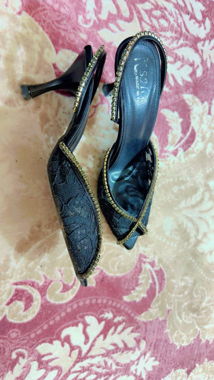 احذيه بوتات جدد للبيع مامستخدمات قياس ٣٩ اسوي خصم إذا تأخذ ٢للاستفسار على الرقم ***********
