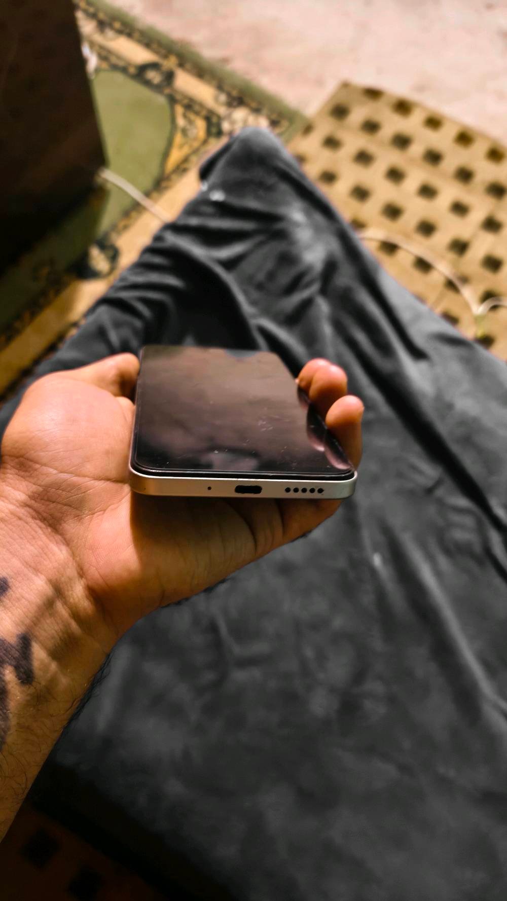​POCO C75 (شاومي بوكو C75 ​الذاكرة: 256 جيجا (تكفي وتزيد لكل العابك وصورك).
​الحالة: الجهاز شغال طبيعي 100% وما بيه أي عيب، بس مبدل شاشة جديدة درجة أولى ألوانها ولمسها ممتاز، يعني تاخذه وتستخدمه مباشرة.
​حاطه بسعر110 ألف وبيه مجال كلش بسيط للشراي 
​المكان: بغداد. اللي يعجبه يراسلني خاص وأهلاً وسهلاً بيه.