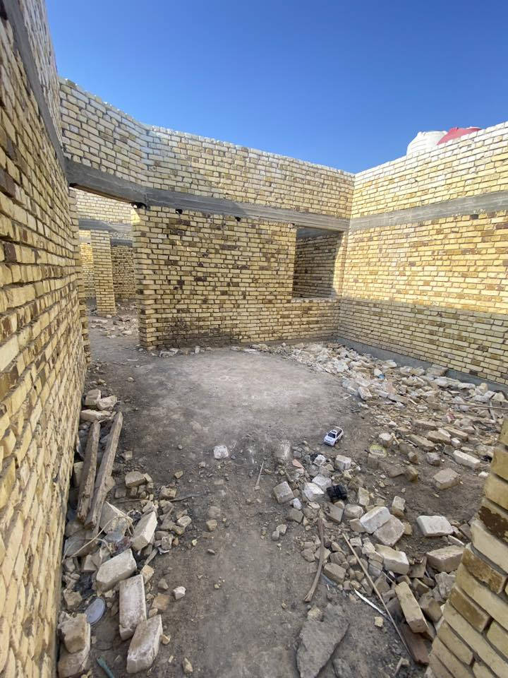 هيكل زراعي خنيطله خلف بيوت سيد مصطفى مباشرتاً يبعد عن الشارع التبليط 50متر المساحه 230م يتكون البناء من غرفتين + صاله +مطبخ+دوانيه+كلدور+صاله +منور+مجمع صحيات داخلي وخارجي+مطبخ حار  السعر 68بي مجال للأستفسار ***********
واتساب ***********
او مراجعه مكتب عقارات البركه خنيطله شارع الكراج العماره الأوله مقابيل الكراج
