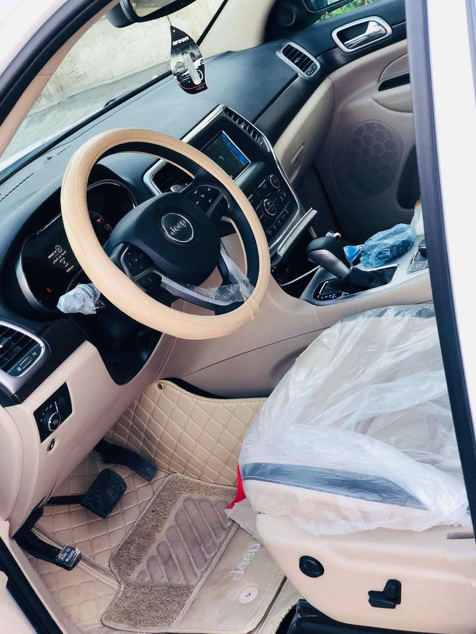 كراند شيروكي لاريدو موديل 2018 خليجية
مكفولة كفالة عامة 
ماشية 65 الف استخدام قليل جداً
رقم بغداد انكليزي باسمي دفع رباعي 4x4
كل مواصفات لاريدو فتحة سقف ورادار توقف ذاتي واطفاء ذاتي نظام اقتصادي
السعر 285
مكان بابل المركز
***********
