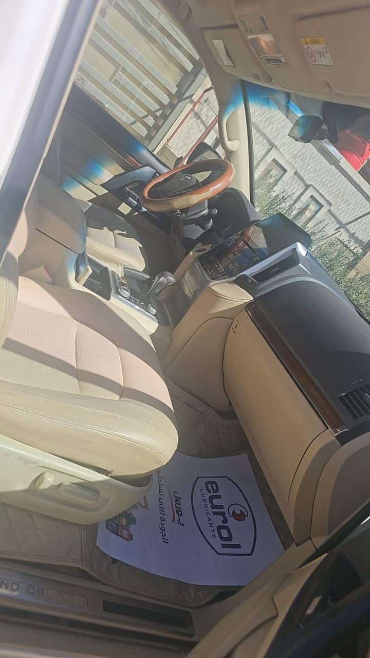 السلام عليكم 
لاندكروز 2017 فطيم 
بغداد بأسمي السونار واضح بالصور 
جاهزه بدون نقص 
السعر 465 
مكان السياره بغداد التاجيات 
ماشيه 180 
***********
