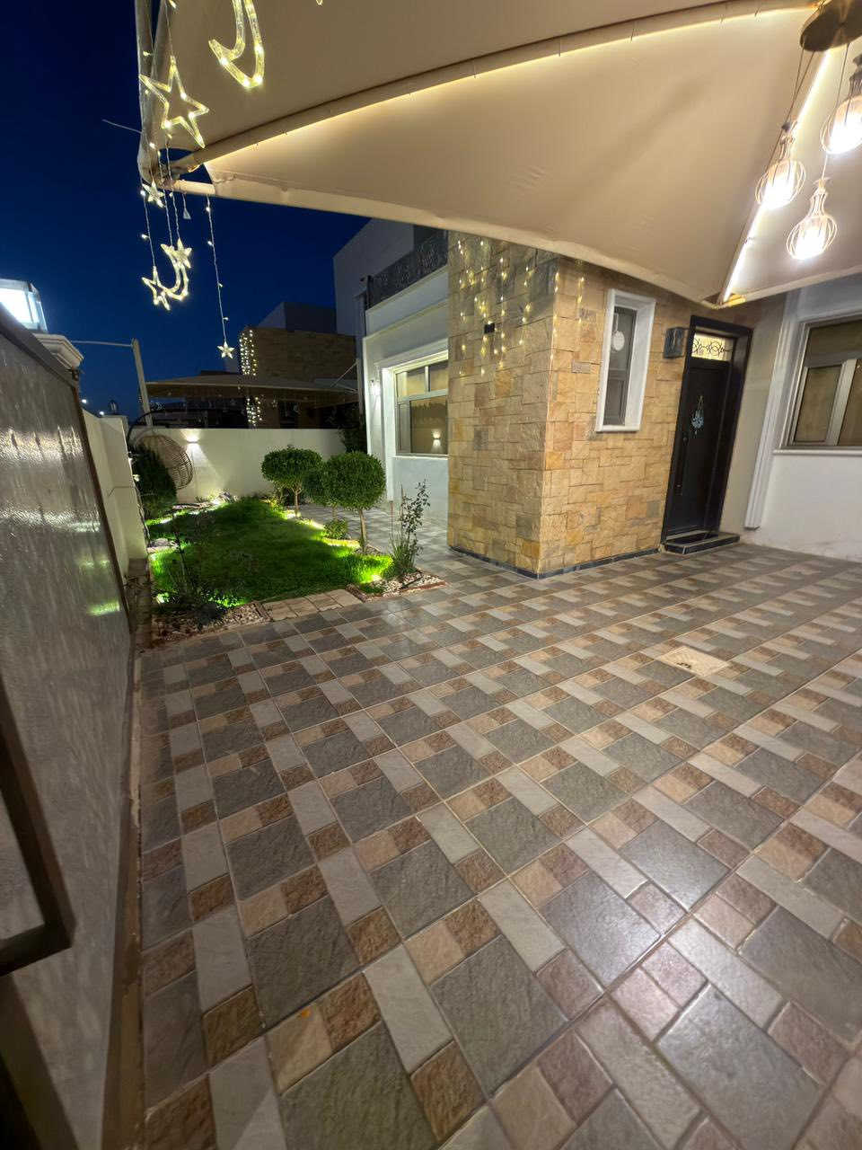 🏠دار للبيع في تكريت مجمع بيتي زون اول🏠
المساحة 260 متر 

الدار مغير بل كامل وعل سايدين

يتكون الدار من 

ثلاث غرف نوم 🛌 

واستقبال ومطبخ 

وكراج وحديقة غرف طابق الثاني سويت 

شغل فول سحب مغربي شبيابيك المنيوم 

الدار ويا سبالت عدد 5

كاونترات + ويا كامرات الدار

ديكورات والسعر مناسب التواصل معا صاحب الدار مباشر

للاتصال/***********
