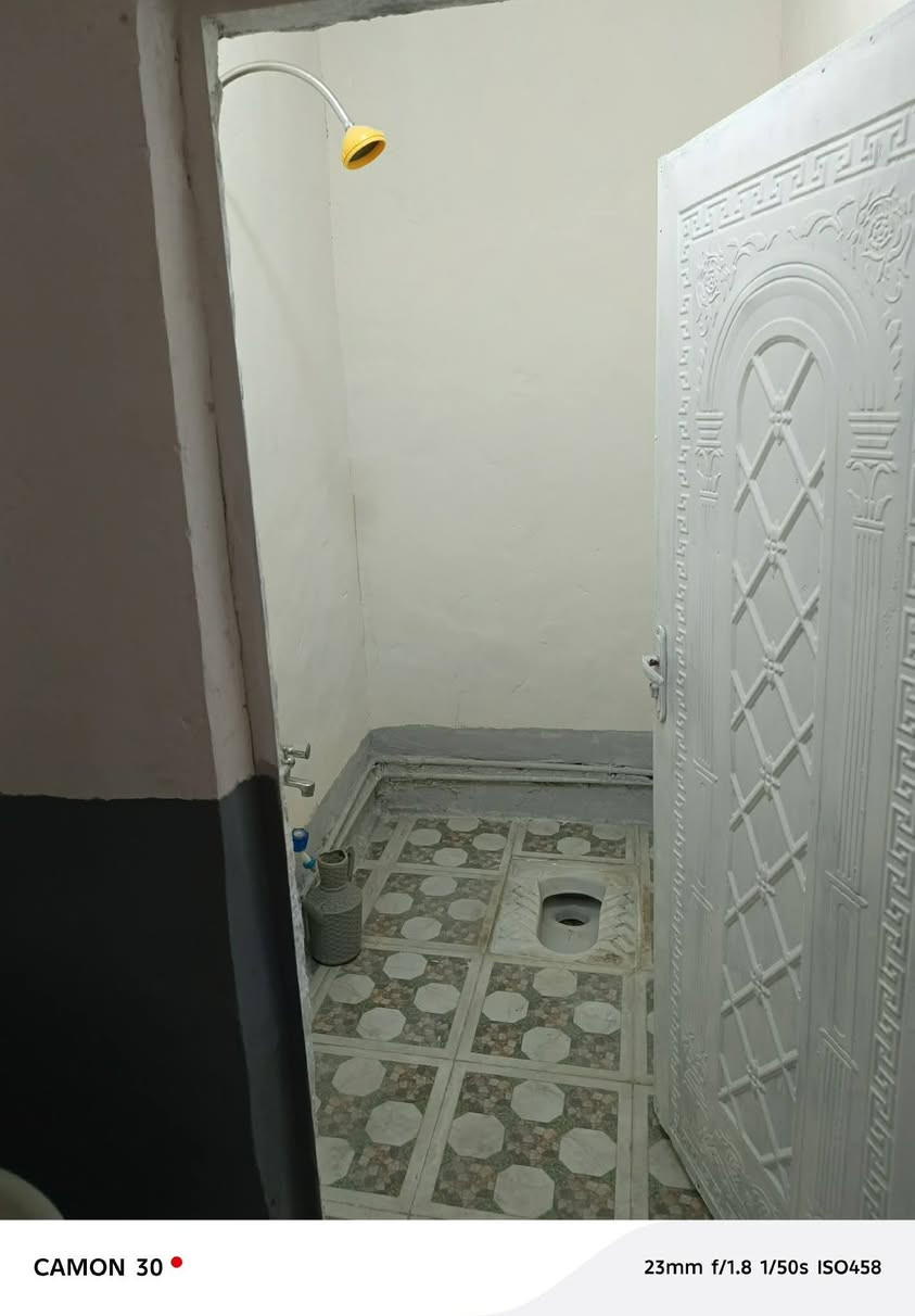 السلام عليكم بيت ١٠٠ متر للايجار نظيف جدا وجاهز موقع ممتاز قريب كلش على شارع ٨٠العام خلف مول نون مباشرة يتكون من غرفة نوم وصحيات ومطبخ وهول وصالة طارمة وحديقه زغيرة قيمة الإيجار ٣٠٠ ألف للاستفسار اكثر الاتصال على الرقم موجود واتساب ***********
