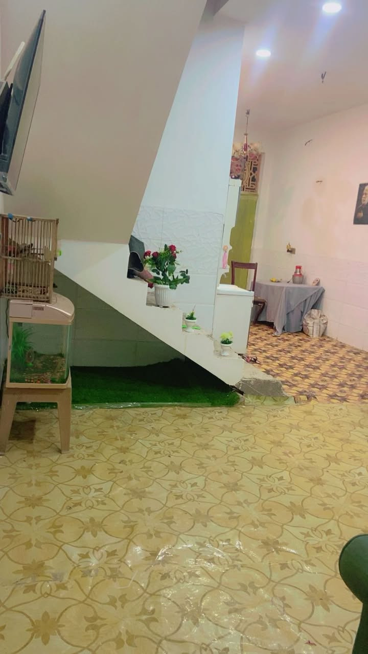 السلام عليكم  بيت مساحته 125 متر في حي البتول شارع الثلاجات البيت كله طابوك ونضيف بنيان جديد ***********
