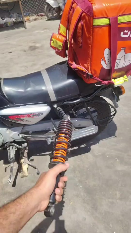 تبديل دبلات خلفي دراجه بوكسر ٥ كير اصلي شركه وكاله ليبل وردي عنوان بغداد دوره البوعيثه للتواصل *********** #دبلات_دراجه #صيانة_دراجات_نارية #دراجه_ناريه #دراجات_نارية #ادوات_دراجات 
