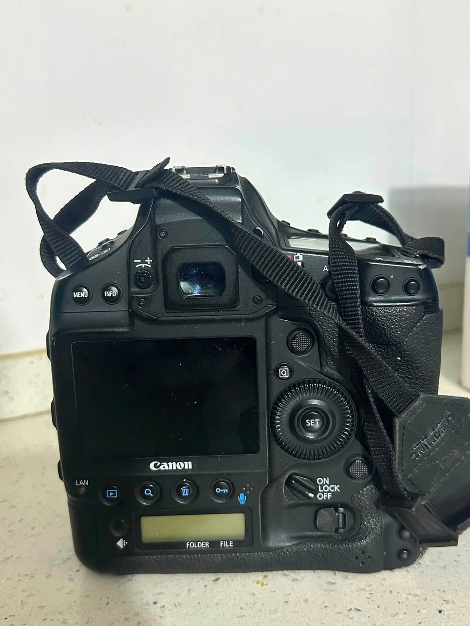 1dx mark iii
وان دي اكس مارك ثري 
مع جميع الملحقات 
والكارتون الاصلي 
(بيع فقط،مستعجل) 
للاستفسار التواصل على الخاص او الاتصال على الرقم 
***********
